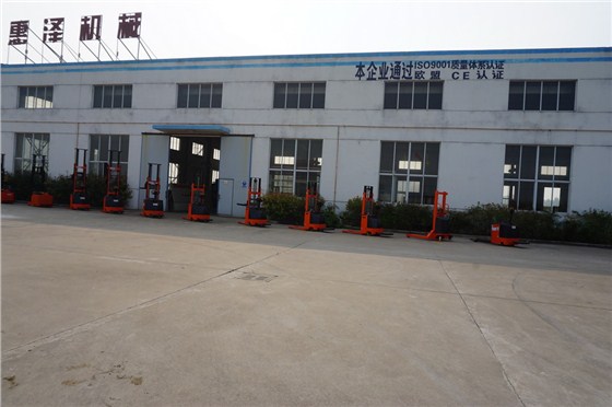 車間門口一排車 (2) 車間門口一排車 (2)