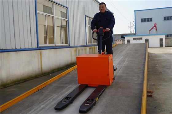 半電動(dòng)搬運(yùn)車 (25) 半電動(dòng)搬運(yùn)車 (25)