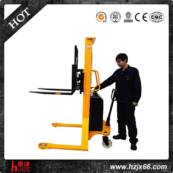 貨叉?zhèn)纫瓢腚妱?dòng)堆高車 貨叉?zhèn)纫瓢腚妱?dòng)堆高車